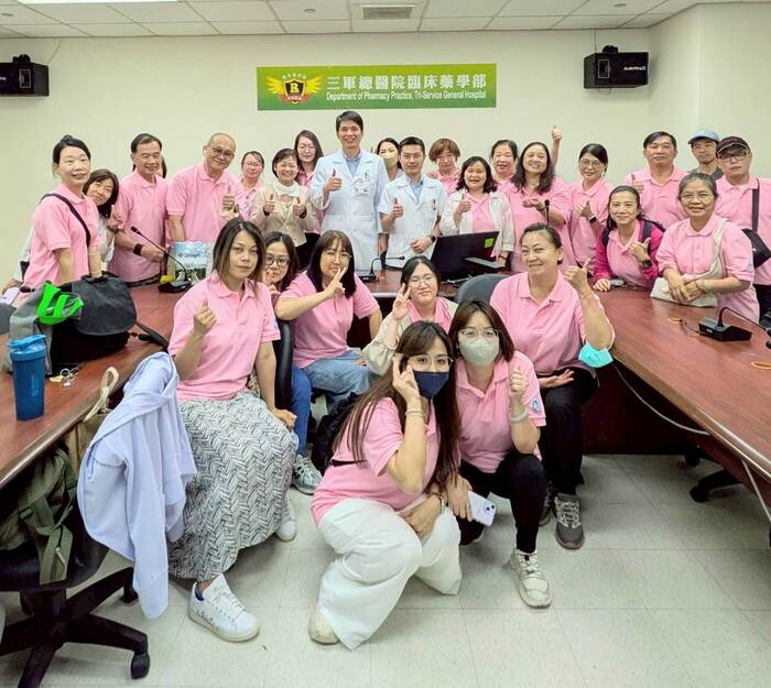 康寧大學長照系師生於三軍總醫院臨床藥學部合影，展開實務學習之旅。